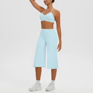 Vue détaillée de l'ensemble soutien-gorge de yoga et pantacourt taille haute, bleu clair