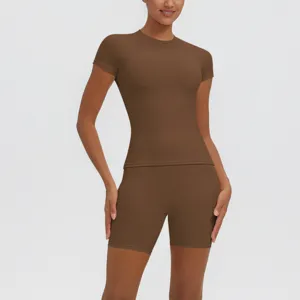Ensemble haut de yoga à manches courtes et short de sport taille haute marron pour femme
