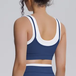 Gros plan détail du soutien-gorge de sport côtelé bleu et blanc, dos nageur respirant.