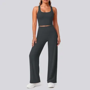 Detailansicht des dunkelgrauen Nahtlos-Yoga-Sportbekleidungssets mit elastischer Rippenstruktur.
