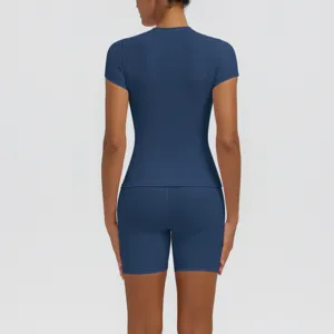 Détail de vue arrière du haut de yoga athlétique bleu et de l'ensemble de short taille haute.