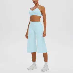 Ensemble de fitness soutien-gorge yoga halter et pantalon capri bleu clair détail.