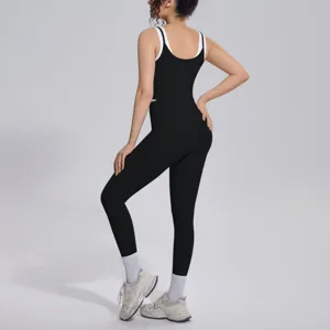 Close-up detail of the contrast tank top and leggings set, designed for flexible workouts and running.