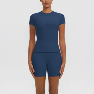 Vue détaillée de l'ensemble de sport à manches courtes bleu foncé, tissu extensible.