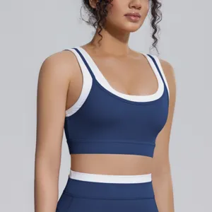 Détail de soutien-gorge de sport côtelé faux deux pièces, fitness yoga respirant femme.