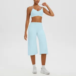 Ensemble soutien-gorge de sport halter et pantalon de yoga court taille haute bleu.