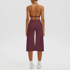 Vue détaillée du dos de l'ensemble soutien-gorge de yoga et pantalon court taille haute.