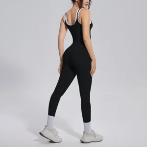 Detail view of the black contrast ribbed yoga set, breathable activewear leggings and tank.