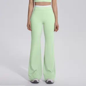 Vue détaillée du pantalon de yoga évasé taille haute vert clair avec ceinture blanche contrastée.