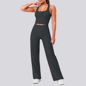 Detailaufnahme des einfarbigen Nylon-Yoga-Sets mit Racerback-Top und passenden Hosen.