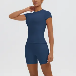 Détail en gros plan du haut de sport bleu foncé respirant et de l'ensemble de short taille haute.
