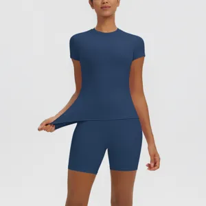Ensemble de yoga bleu uni, haut à manches courtes respirant et short taille haute.