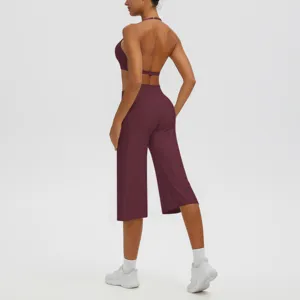 Vue arrière d'un ensemble de sport yoga bordeaux haut dos nu et pantalon court.