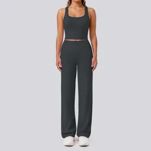 Detailansicht des einfarbigen Nylon Racerback Yoga Tops und der passenden Sporthose.