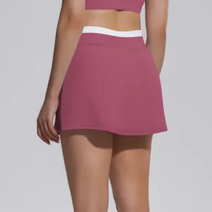 Détail de vue arrière de la jupe de tennis color-block taille haute avec ceinture.