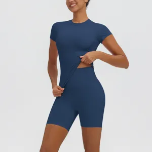 Ensemble haut de yoga à manches courtes et short de course ajusté pour le sport et fitness.
