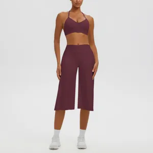Vue détaillée de l'ensemble de soutien-gorge de yoga et pantalon court taille haute.