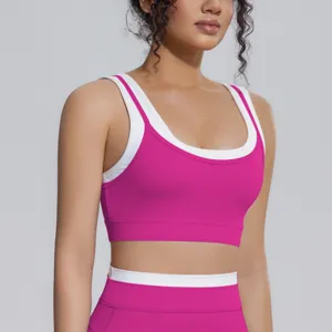 Vue de détail en gros plan du soutien-gorge de sport contrasté superposé rose et blanc.