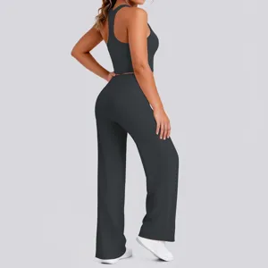Einfarbiges Yoga-Set mit Racerback-Crop-Top und hochgeschnittenen Fitnesshosen.