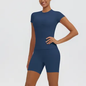 Ensemble yoga manches courtes respirant avec short slim taille haute pour fitness de sport en plein air.