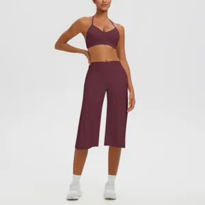 Gros plan du détail de l'ensemble soutien-gorge de yoga et pantalon capri, tissu de sport.
