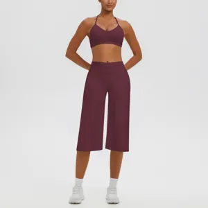 Vue détaillée du soutien-gorge de yoga dos-nu élégant et de l'ensemble pantalon capri.