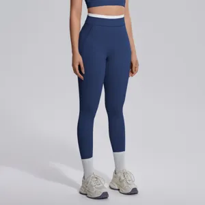 Détail de legging de yoga bleu taille haute, pantalon de fitness élastique à taille contrastée.
