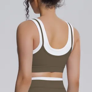 Vue détaillée du dos d'un soutien-gorge de sport côtelé pour femme en marron et blanc.