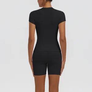 Vue détaillée de dos d'un ensemble de sport haut à manches courtes et short de yoga.