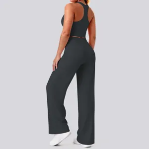 Detailansicht des dunkelgrauen einfarbigen Yoga-Sportoberteils mit hoher Taillen-Hose.