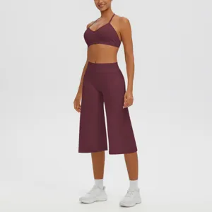 Vue détaillée de l'élégante brassière de sport bordeaux et du pantalon de yoga taille haute.