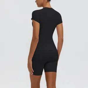 Vue dos ensemble de yoga sportif noir, haut respirant et short taille haute de course.