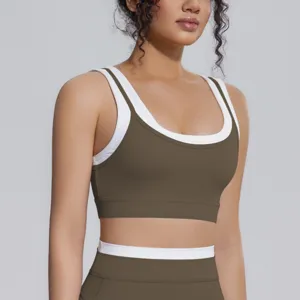 Gros plan détaillé du soutien-gorge de sport côtelé contrasté pour le fitness et le yoga.