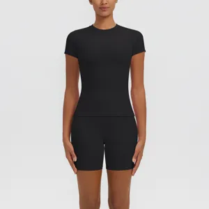 Vue détaillée de l'ensemble haut à manches courtes et short de yoga taille haute.