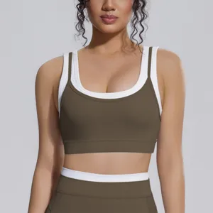 Vue rapprochée détaillée d'un soutien-gorge de sport superposé avec design côtelé.