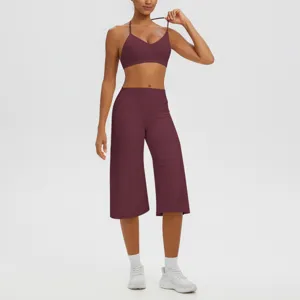 Ensemble soutien-gorge de yoga halter bordeaux et pantalon capri taille haute pour fitness.