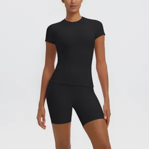 Vue détaillée haut manches courtes et short de cycliste de sport noir pour femme.