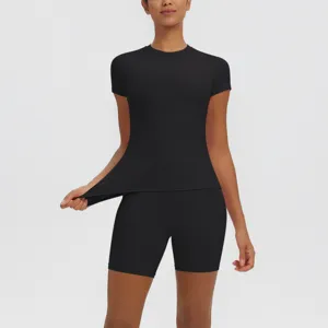 Gros plan du t-shirt de sport noir respirant et du short assorti montrant une bonne elasticité.