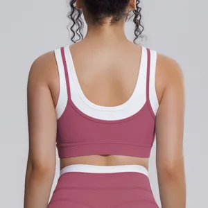 Vue détaillée du soutien-gorge de sport côtelé avec dos contrasté, maintien stylé.