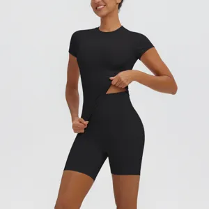 Ensemble de sport respirant composé d'un haut de yoga et d'un short taille haute pour femmes.