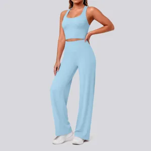 Hellblaues geripptes Sportset Detail, ärmelloses Crop-Top und hochtaillierte Hosen.