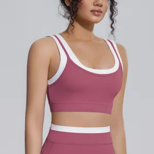 Vue détaillée de la brassière de sport superposée effet nu et haut de yoga côtelé pour femme.