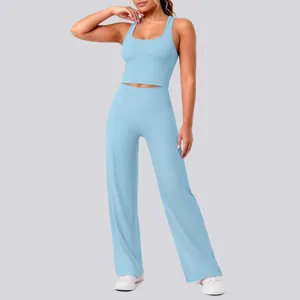 Detailansicht des hellblauen Yoga-Oberteils mit Racerback und der passenden Hose.
