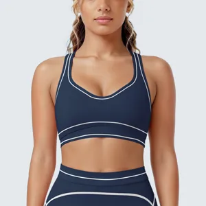 Ademende sportbeha met contrasterende biezen en legging, perfect voor yoga en fitness.