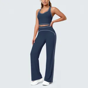 Ensemble de yoga contrasté avec haut court dos nageur et pantalon de fitness large.