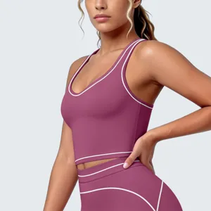 Dames sportbeha en leggings set met contrasterende witte biesdetails voor training en fitness.