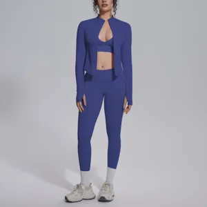 Completo sportivo blu senza cuciture con giacca con zip, reggiseno sportivo e leggings.