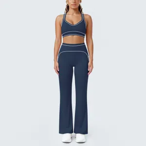 Dettaglio del set yoga blu scuro con bordino a contrasto, top sportivo e pantaloni a zampa.