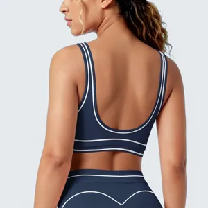 Details van sport-bh en legging set met contrastpiping en U-vormige rug voor de sport.
