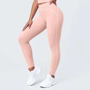 Leggings de yoga rosas de tiro alto con ribetes blancos para fitness y entrenamiento.